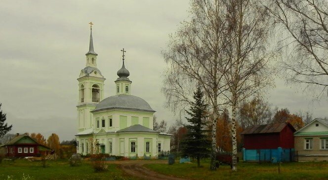 НАЧАЛО Настя ушла на работу, а Вера Николаевна сидела на кухне, представляя, как пройдет их сегодняшняя встреча, но потом решила, что это глупое занятие, и пошла прогуляться по городу.