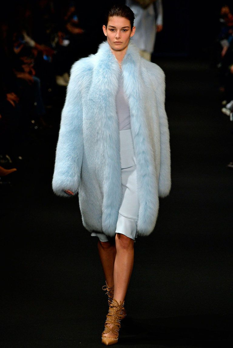 Модные меха. Альтузарра зима 2015 2016. Шубы оверсайз зима 2022 Vogue. Altuzarra шуба. Искусственная шуба подиум