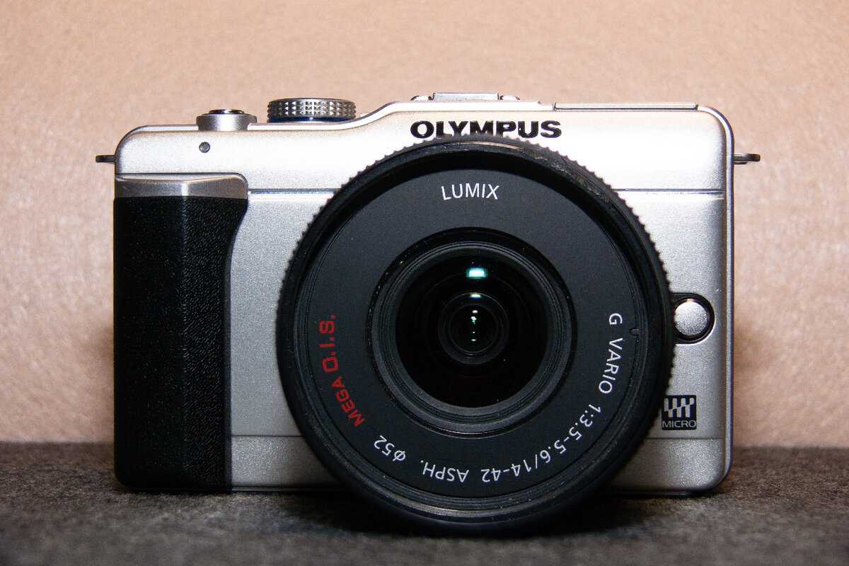 Olympus E-PL1 с объективом Panasonic 14-42