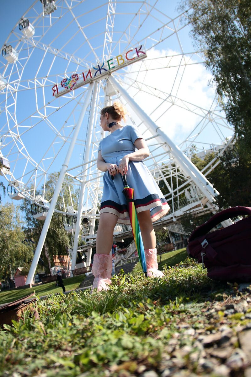 Это я слежу, не подъехали ли еще бабы