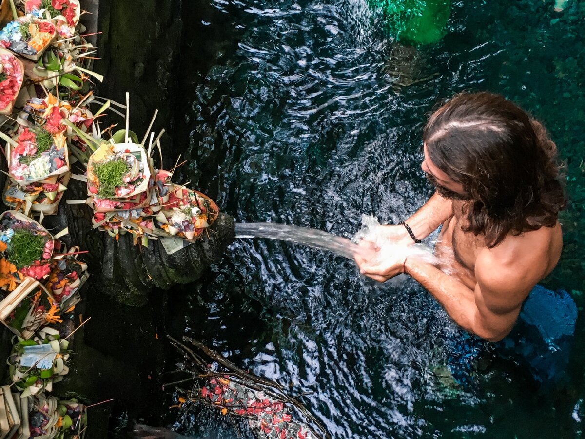 Попросил местного парня провести мне экскурсию. Прошел весь ритуал от начала до конца. Фотографии мой гид сделал мне бонусом :)