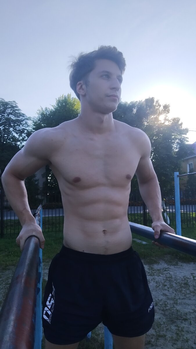 Скоро 20 лет, старый совсем))