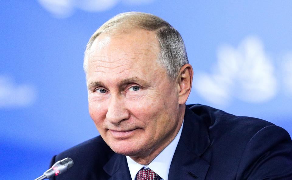 Вы сами даете так обращаться с собой.