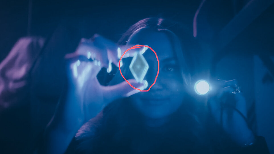 Синди Берман и кристалл Экплипсо, кадр из сериала «Stargirl»  / © DC Universe, 2020