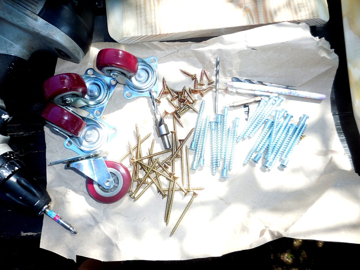 Колёсики можно было взять мебельные пластиковые, но я решила перестраховаться и взяла массивные металлические, так как столик довольно тяжелый. Ещё понадобятся: жёлтые саморезы 70мм, толщиной не менее 4, для крепления соединительной досточки к столешне, саморезы для колёсиков 30*5, евровинт для крепления основания к соединительным досточкам.