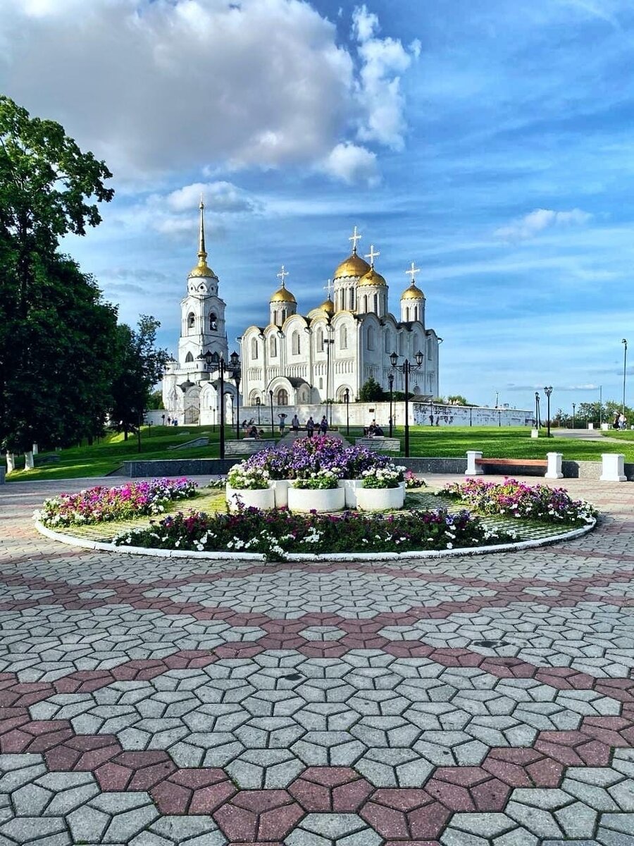 Вид на Успенский собор со стороны парка им. Пушкина.