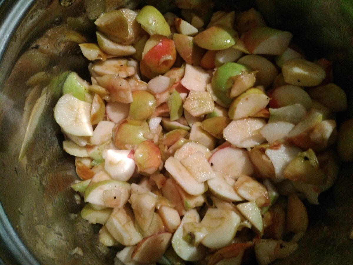 Яблоки тушатся.