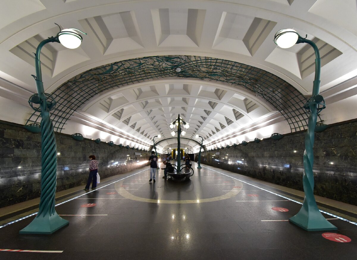 10 Самых красивых станций метро в Москве
