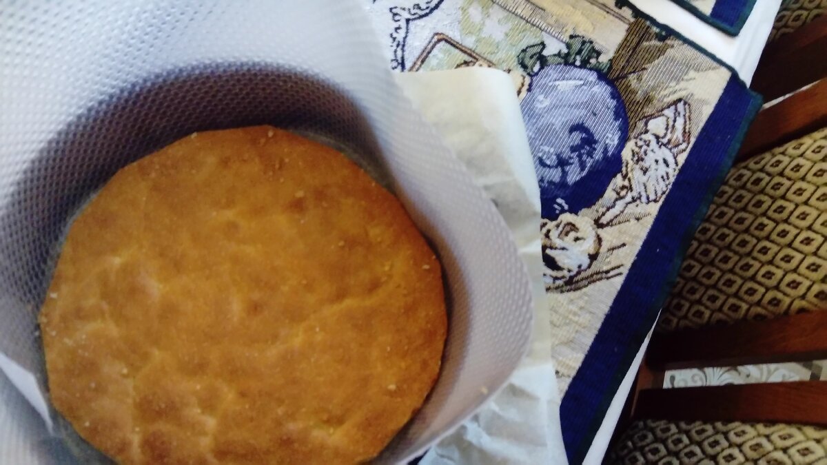 Готоаый корж, помещаем в форму, борта формы обводим ацетатной пленкой.