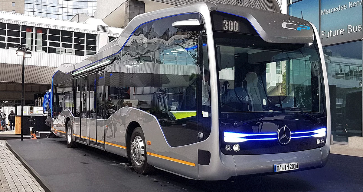 Самоуправляемый Mercedes Future Bus .