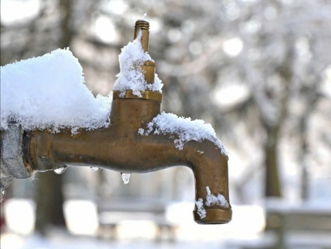 Замерзли трубы водопровода. Замерзшие трубы. Замёрзший водопроводный кран. Водопровод зимой. Зима кран.