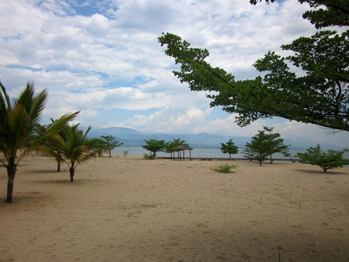 Облагороженный пляж у отеля