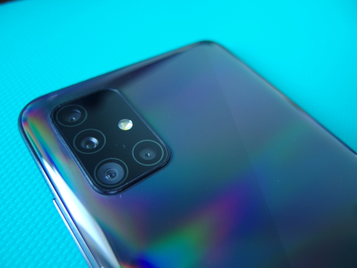 Галерея фотографий (листайте вправо ->). Блок камер на задней крышке