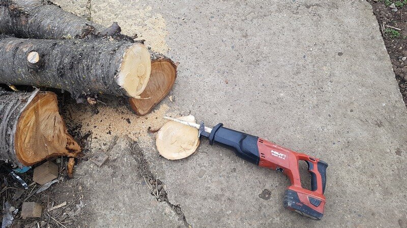 Сабельная пила Hilti пока жива. А вот аккумуляторы уже сдохли 