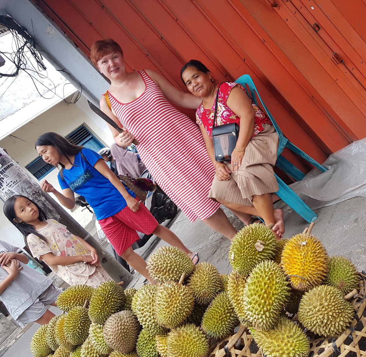 Я с ножом для разрубания дуриана.