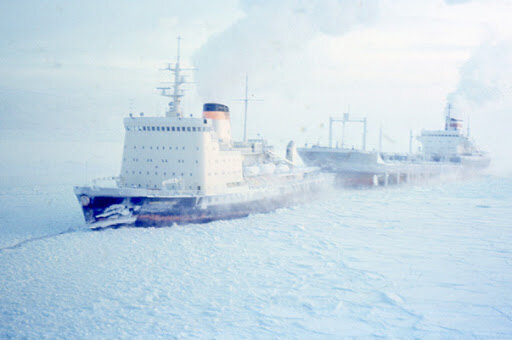 танкер типа "Самотлор" . Такой тип ледокольной проводки называется "на усах".