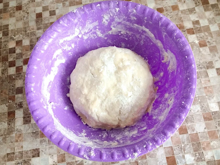 Замешивается очень легко и быстро перестает липнуть к рукам.