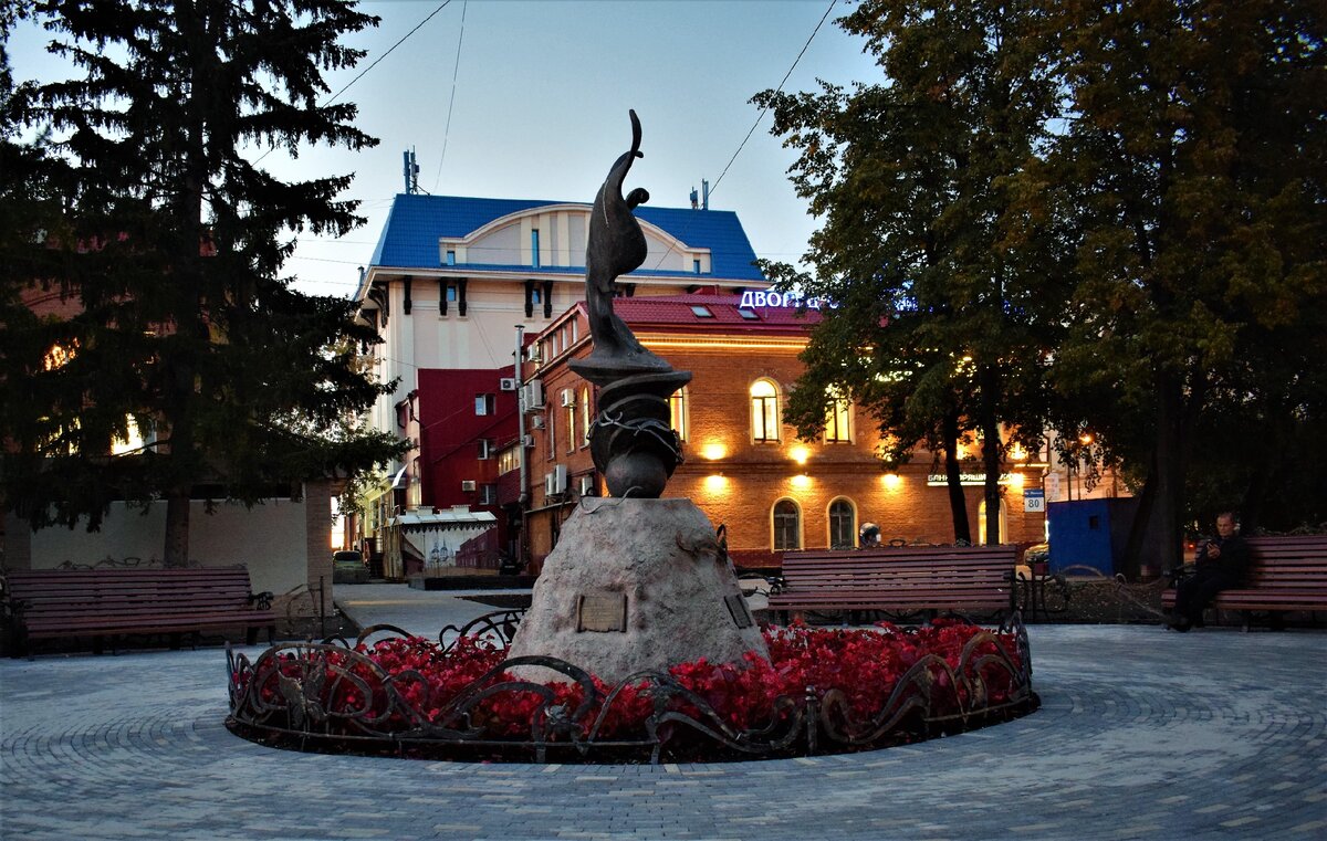 Рядом с этим памятником кофейня, где варят прекрасный "капучино"...