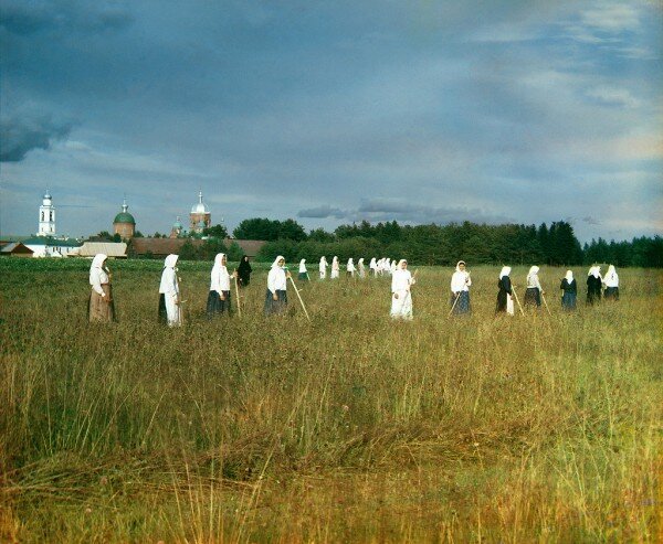 Монахини косят сено у Леушинского монастыря. Фото Прокудина - Горского.