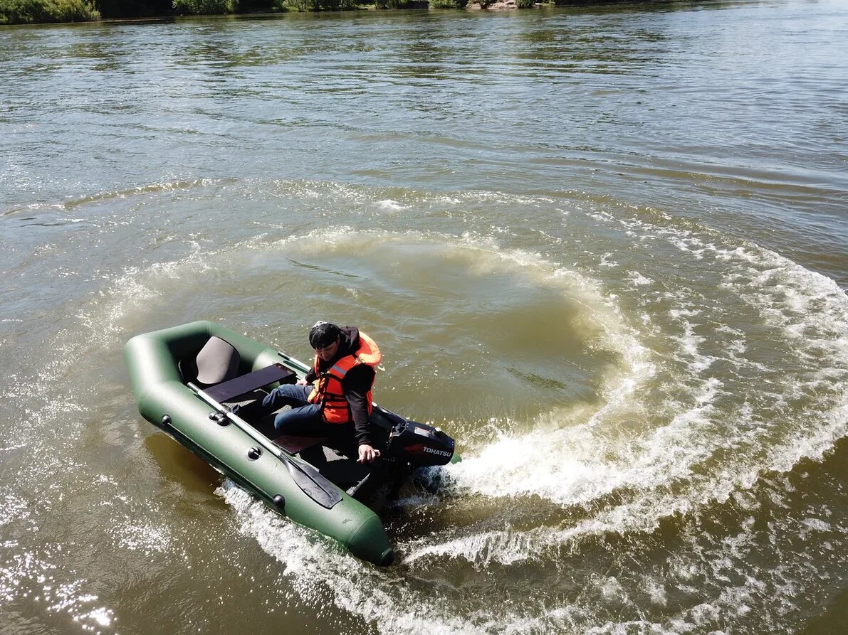 Маленькая лодка, с которых многие начинают свой "водно моторный" путь