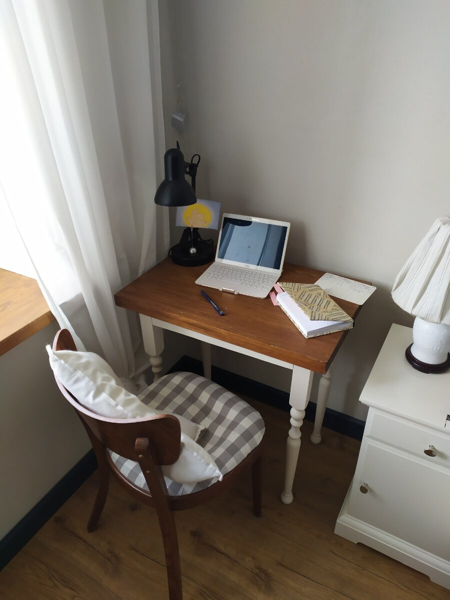 Здесь узел за ножкой стола