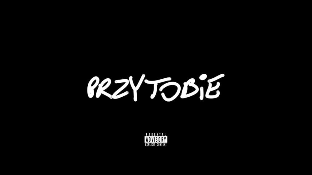 Скриншот с клипа Quebonafide - PRZYTOBIE