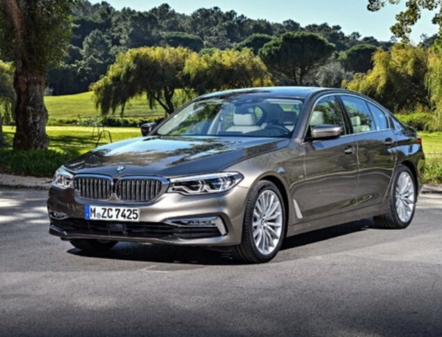                                                   Всем привет, сегодня я расскажу вам про автомобиль от BMW  5-Series 2016  года.                                                Со сменой поколений автомобиль стал легче почти на 100 кг благодаря широкому применению в конструкции высокопрочной стали, алюминия и магния. Снаряженная масса базовой версии машины — 1540 кг. Седан прибавил в габаритах: длина кузова новинки составляет 4935 мм (+36 мм), ширина — 1868 мм (+6 мм), высота — 1466 мм (+2 мм), а размер колесной базы достигает 2975 мм (+7 мм).В основе конструкции машины находится известная по «семерке» модульная платформа CLAR с двухрычажной подвеской спереди и оригинальной 5-рычажной схемой сзади — вместо массивного нижнего рычага сзади установлены две отдельные тяги.На старте седан будут предлагать в одной из четырех модификаций: 4-цилиндровые 520d (2,0 л, 190 л.с.), 530d (3,0 л, 265 л.с.), 530i (2,0 л, 252 л.с.) и 540i с рядной «шестеркой» (3,0 л, 340 л.с.). Все перечисленные версии можно приобрести с задним или полным приводом. Коробка передач — 8-ступенчатый «автомат» у всех, кроме 520d — для нее предусмотрена 6-ступенчатая «механика». В перспективе список версий расширится за счет M550i с 4,4-литровым V8 мощностью 462 л.с. и стандартным полным приводом (быстрее нынешней M5 — 4 секунды до «сотни»), а также гибрида BMW 530e, оснащенного 252-сильной установкой (ДВС + электромотор). Запас хода в полностью электрическом режиме у этой модификации составит 45 км, скорость в таком режиме ограничена отметкой в 140 км/ч.За схожей с прежней 5-Series внешностью скрывается множество технических усовершенствований. С точки зрения дизайна машина преобразилась не столь заметно, видно сходство со «старшей» BMW 7-Series. Коэффициент аэродинамического сопротивления снизился на 10% и стал лучшим в классе — этот показатель равен 0,22. Этому отчасти способствуют активные створки в «ноздрях» решетки радиатора, которые открываются лишь по необходимости.Что касается салона, то приборная панель очень напоминает аналогичную деталь из «семерки» за исключением развернутой к водителю центральной консоли с 10,25-дюймовым дисплеем. У «пятерки» будет система автономного управления, способная не только следовать за другими машинами в потоке, но и обгонять их, а также передавать информацию другим BMW. Автомобиль также способен искать места на парковке и ставить себя на стоянку самостоятельно.Сразу на момент начала продаж будет доступна версия M Sport с аэродинамическим обвесом, опцией Shadowline, заниженной спортивной подвеской, 19-дюймовыми колесными дисками, трехспицевым рулевым колесом и специальной отделкой салона.Продажи новой BMW 5-Series начнутся в феврале 2017 года.