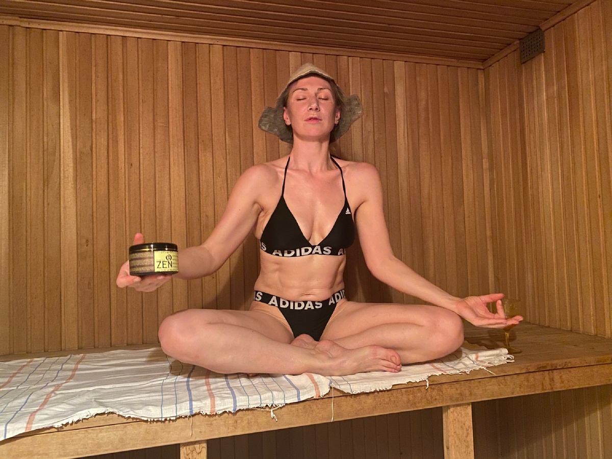 Держу банку — это глиняная маска, называется Дзен ;)