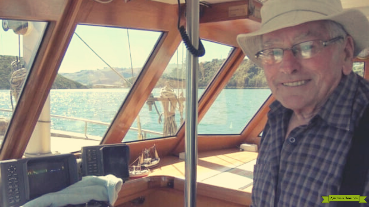 Дик Леджервуд за штурвалом своей лодки «Новая Зеландия». Фотография: прилагается