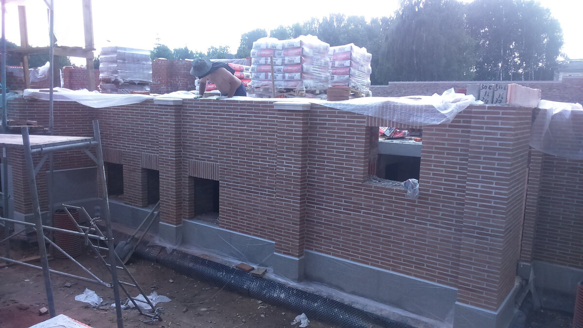 На фото: процесс строительства элитного кирпичного коттеджа компанией Строительство домов 77
