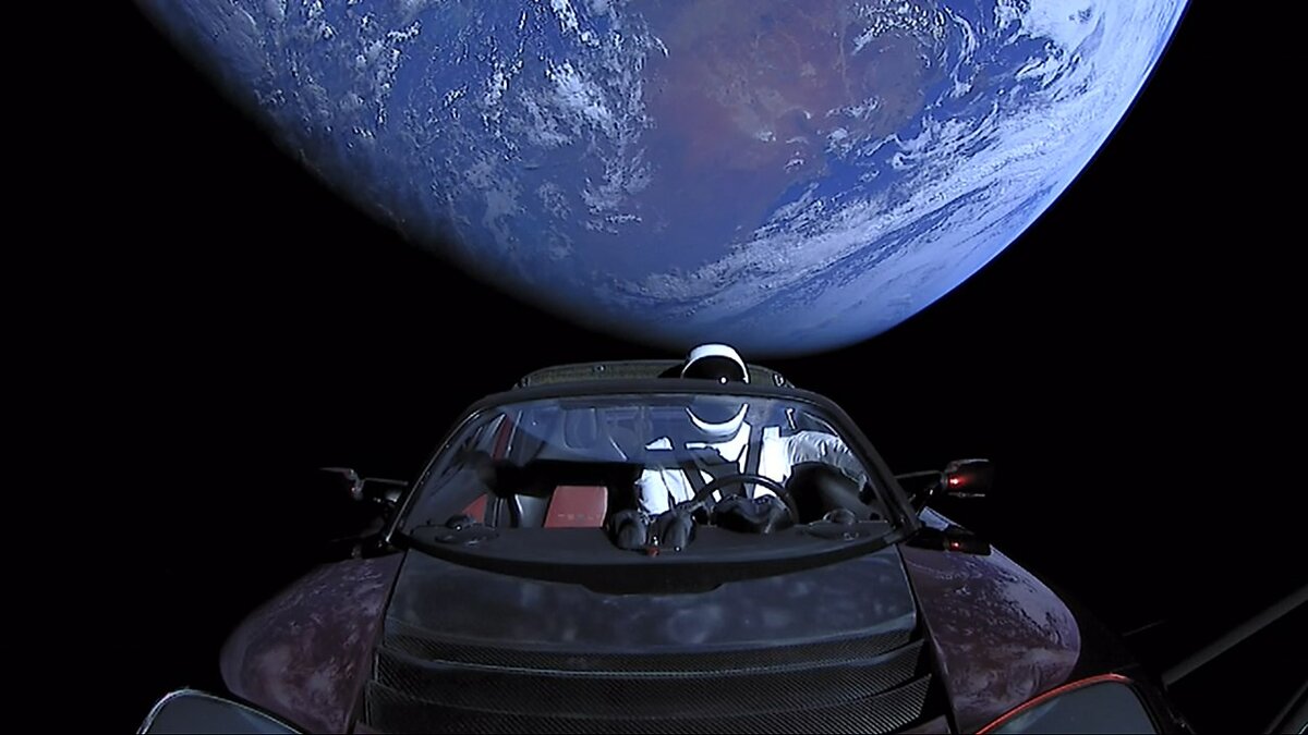  Вид на Землю и Теслу с манекеном Starman с борта разгонного блока FH, фото SpaceX