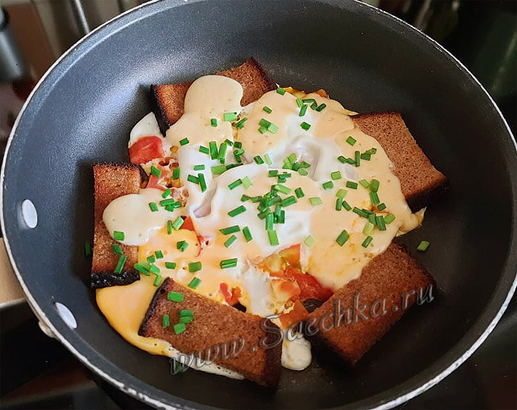 Яичница с помидором, хлебом и сыром