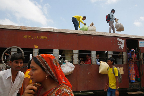 Посадка в Джанакпуре. Билет стоит 15 рупий (около 7 рублей), его проверяют перед посадкой. Чтобы ехать на крыше, билет в принципе тоже требуется, но зайцев здесь хватает: на многих перегонах поезд идет так медленно, что его легко догнать и запрыгнуть на подножку. Фото: Сергей Строителев