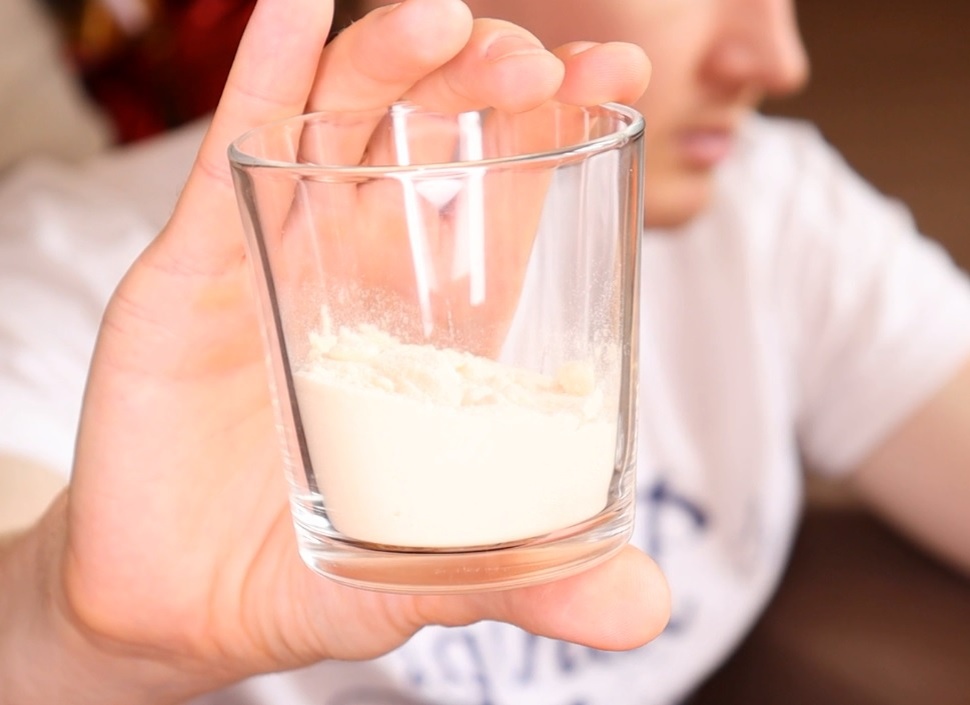 В сухом виде протеин цвета топленого молока, и по консистенции сыпучий, в общем как и большое количество протеинов. Фото принадлежит каналу P.S. Live