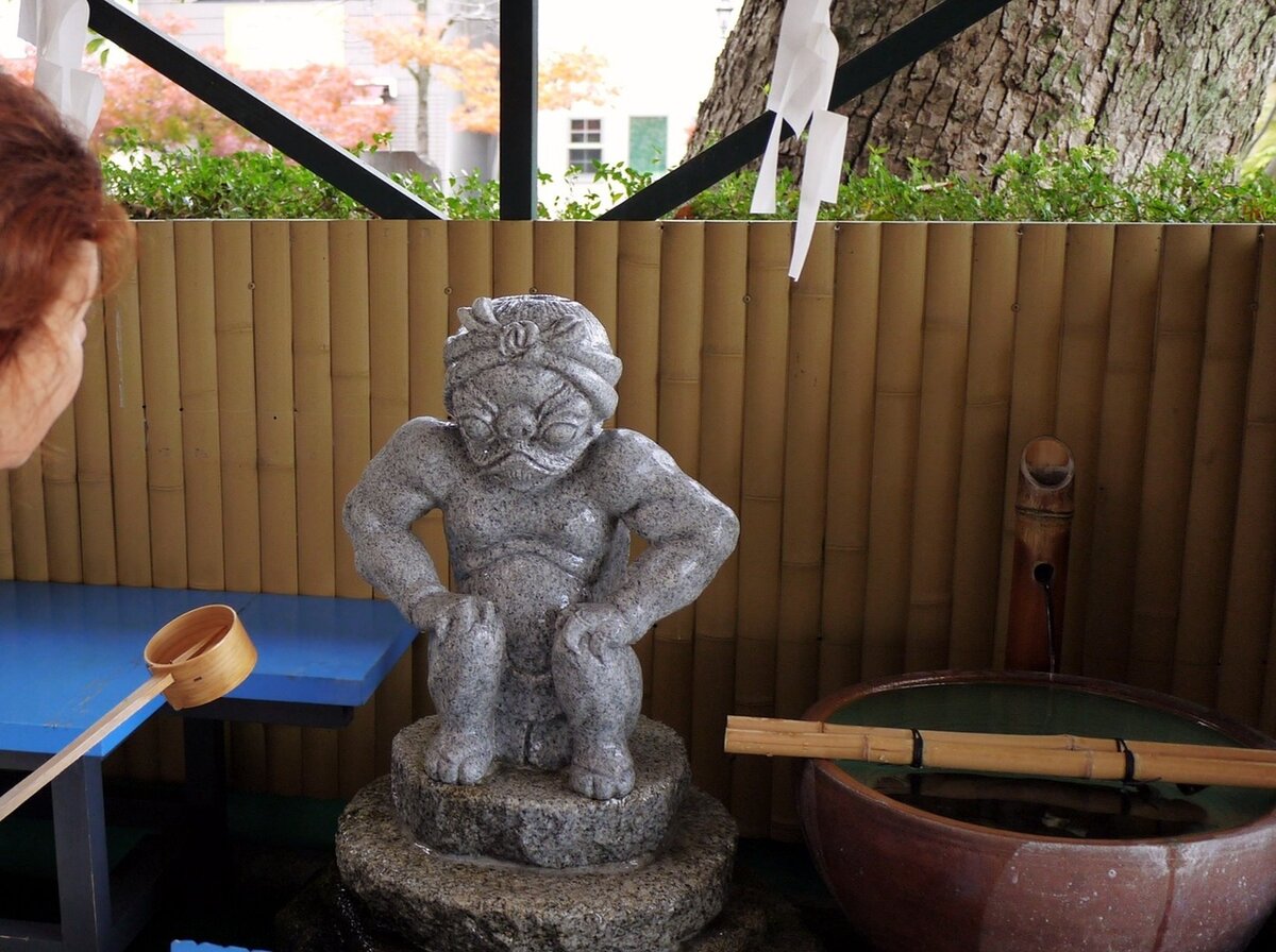 Надо налить воду в блюдце на голове у каппа и загадать желание