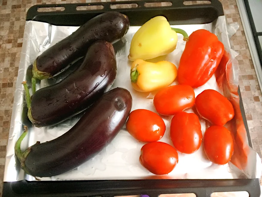 Не забудьте проколоть шкурки зубочисткой, иначе они могут лопнуть при запекании