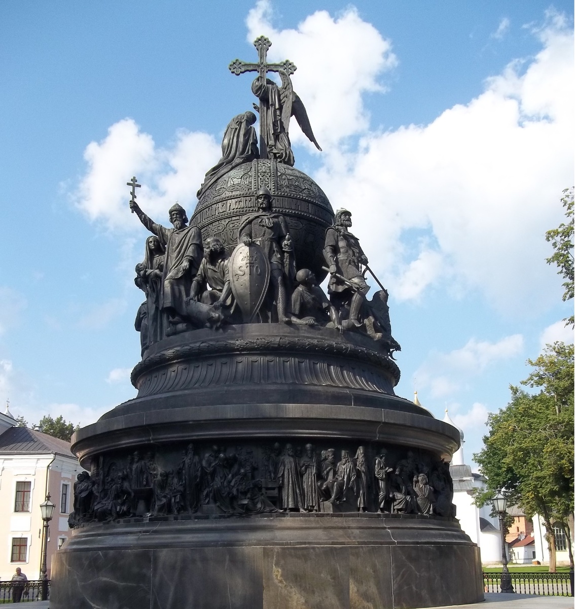 А вот на памятнике 1000-летию Руси место Ивану Васильевичу Грозному не нашлось