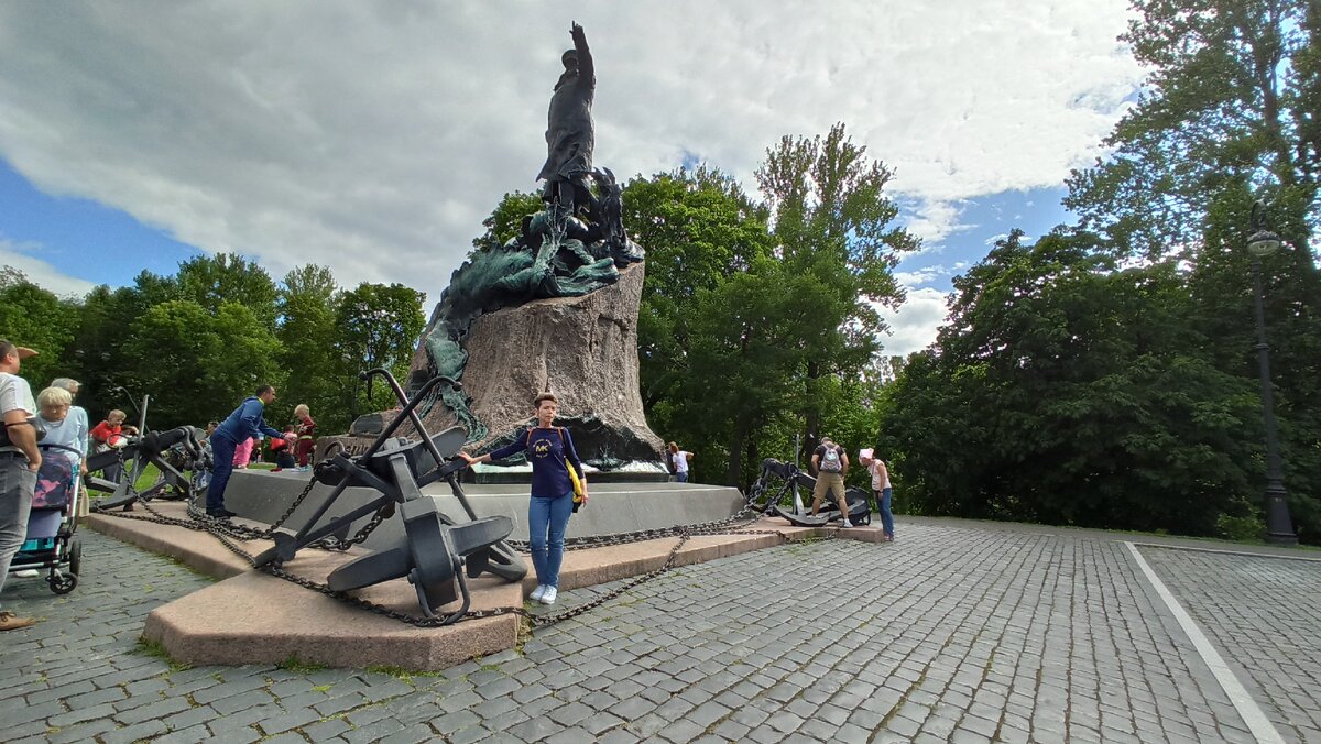 Памятник адмиралу С.О. Макарову. Листайте дальше