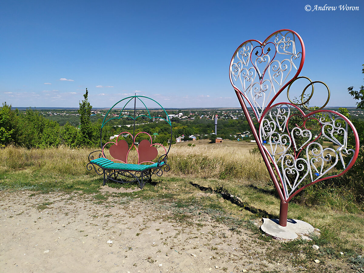 На смотровой площадке есть атрибуты для свадебных фотосессий