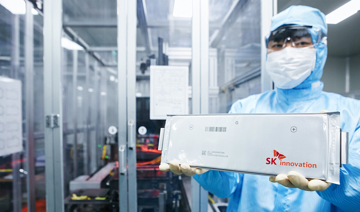Представитель SK Innovation показывает аккумуляторную батарею компании. (SK Innovation)

