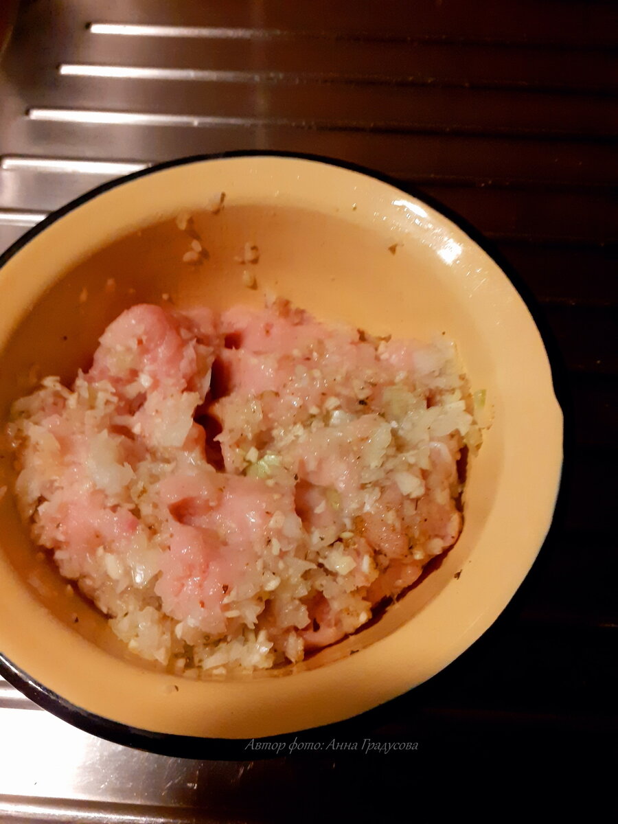 Пока черева отмокает, измельчим мясо, лук и чеснок в фарш.
