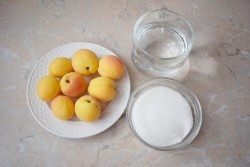 Как сделать компот из абрикосов? Для приготовления компота подготовьте все необходимые ингредиенты. Абрикосы выбирайте спелые, но плотные. И закрывайте компот сразу из собранных абрикосов, иначе они могут успеть испортиться. Выбирайте плоды без повреждений.