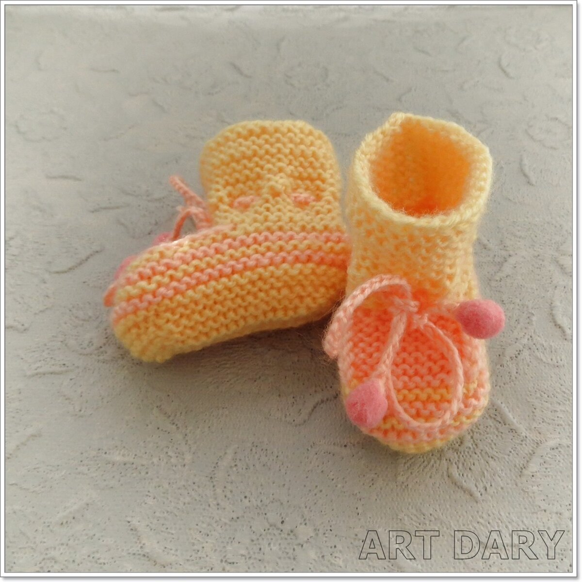 Пряжа акрил — два цвета Спицы № 2 Рисунок - Платочная вязка Схема вязания               1р — Набрать 42 петли                                                                                            Четные ряды  —  лицевые петли                                                                                                                       3р — 1п снять, 1 накид, 18п лиц, 1 накид, 4п лиц, 1 накид, 18п лиц, 1 накид, 1п изнаночная              4р = 46п лиц                                                                                                                                           5р - 1п снять, 1 накид, 19п лиц, 1 накид, 6п лиц, 1 накид, 19п лиц, 1 накид, 1п изнаночная                                6р = 50 п лиц                                                                                                                                                      7р - 1п снять, 1 накид, 20п лиц, 1 накид, 8п лиц, 1 накид, 20п лиц, 1 накид, 1п изнаночная                           8р = 54п лиц                                                                                                                                            9р - 1п снять, 1 накид, 21п лиц, 1 накид, 10п лиц, 1 накид, 21п лиц, 1 накид, 1п изнаночная                                                                                                                                   10р = 58 п лиц                                                                                                                                                                                              11р — все лицевые                                                                                                                                                                                                      Добавляем цветные полоски                                                                                             12-13р — нить-партнер — лицевыми                                                                                                                                                                                                      14-15р — нить-основная — лицевыми                                                                                                                                  16-17р — нить-партнер — лицевыми                                                                                                                                                18р — нить-основная — лицевыми                                                                                                                                                                                                                     Формируем Язычок — нить-партнер                                                                                                 19р — 22п снять на спицу, 2п вместе, 10п лиц, 2п вместе.                                                                                           Остальные 22п не провязываем. Поворачиваем. Вяжем только язычок                                                                                                                                                             20р- 1п снять, 9п лиц, 2 вместе. Поворот                                                                                                 21р - 1п снять, 9п лиц, 2 вместе. Поворот                                                                                                                  так же 22 — 33р .                                                                                                                                                                                     Должно остаться 42 петли                                                                                                                                                                                                                       34-35р — основная нить — лицевыми                                                                                                                                                                      Дырочки для шнурка                                                                                                                                                                                                                              36р — 1п снять,* 1 накид, 2п вместе, 1п лиц* и т.д. до конца ряда                                                                                                           37р  -  лицевыми .                                                                                                                                                             Вяжем высоту голенища пинетки   16 рядов                                                                                                                     Последний ряд -  закрываем петли.                                                                                                                                         Сшиваем подошву и голенище пинетки.                                                                                                                                                                 Шнурок — цепочка крючком 30 см — нить партнер