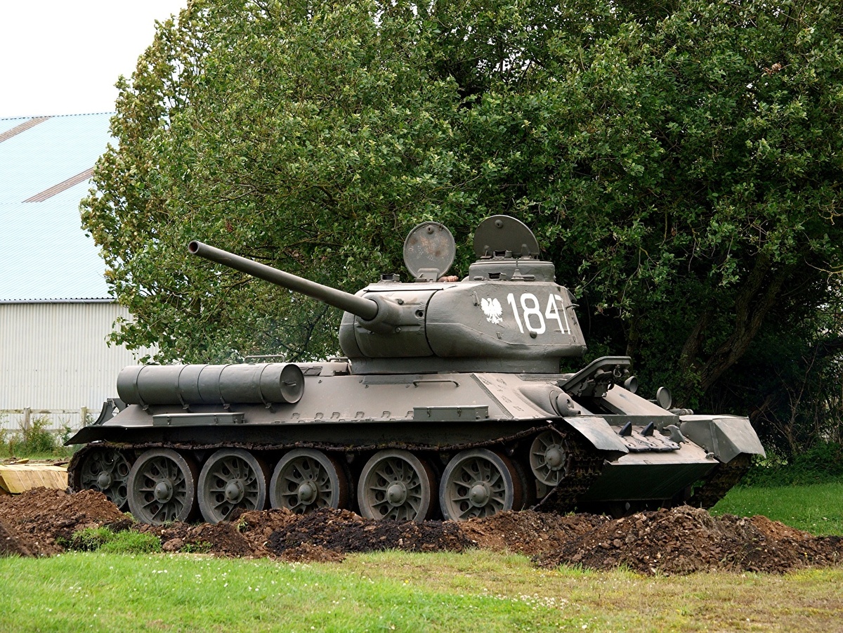 T-34 — советский средний танк периода Второй мировой войны, выпускался серийно с 1940 года. В течение 1942—1947 годов — основной танк РККА и ВС СССР. Являлся основным танком РККА до первой половины 1944 года, до поступления в войска его модификации Т-34-85. 
Самый массовый танк Второй мировой войны и послевоенного времени.

Разработан конструкторским бюро танкового отдела Харьковского завода № 183 под руководством Михаила Ильича Кошкина. Успешность проекта была предопределена применением новейшего высокоэкономичного дизель-мотора В-2, благодаря которому средний толстобронированный Т-34 унаследовал от лёгкого тонкобронированного БТ необычайно высокую удельную мощность (отношение мощности двигателя к боевой массе), обеспечившую в течение всей Великой Отечественной войны абсолютное превосходство танка Т-34 в проходимости, манёвренности, подвижности. Впервые в практике мирового танкостроения на среднем танке Т-34 была установлена длинноствольная (30,5 калибра) 76-мм пушка Л-11 (образца 1939 года), значительно превосходящая по начальной скорости бронебойного снаряда (635 м/сек) все существовавшие в те годы зарубежные танковые артиллерийские системы. А с марта 1941 года на Т-34 стали устанавливать 76,2-мм пушку Ф-34 (образца 1941 года) с длиной ствола 41,5 калибра и начальной скоростью бронебойного снаряда 662 м/сек, который пробивал 60-мм броню с дистанции 1000 м: Т-34-76 — уточняющее обозначение этой модели. Очень важным оказался высокий модернизационный потенциал конструкции, это позволило эффективно повышать боевые качества танка одновременно с наращиванием его промышленного производства в течение всей войны. С 1942 по 1945 годы основное крупносерийное производство Т-34 было развёрнуто на мощных машиностроительных заводах Урала и Сибири, и продолжалось в послевоенные годы. Ведущим заводом по модифицированию Т-34 являлся Уральский танковый завод № 183. Последняя модификация (Т-34-85) состоит на вооружении некоторых стран и по сей день.

Танк Т-34 оказал огромное влияние на исход войны и на дальнейшее развитие мирового танкостроения. Немецкие войска не ожидали такой мощной техники у СССР. Благодаря совокупности своих боевых качеств Т-34 был признан многими специалистами и военными экспертами лучшим танком Второй мировой войны. При его создании советским конструкторам удалось найти оптимальное соотношение между основными боевыми, тактическими, защитными, эксплуатационными, ходовыми и технологическими характеристиками.

Танк Т-34 является самым известным советским танком и одним из самых узнаваемых символов Второй мировой войны. До настоящего времени сохранилось большое количество этих танков различных модификаций в виде памятников и музейных экспонатов.