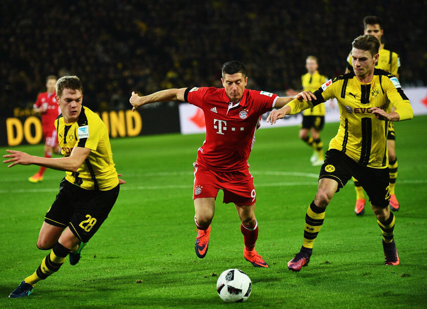 Роберт Левандовски в борьбе с игроками дортмундской Боруссии