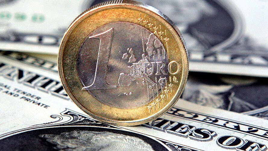 позиции к доллару с 75,65 до 78,21 рубля, к евро — с 89,7 до 90,9 рубля. Среди факторов, которые оказывали давление на рубль на прошлой неделе, — сохранение геополитической напряженности и завершение поддержки в связи с налоговым периодом, когда компании продавали валютную выручку и покупали рубли.ПОЧЕМУ ПАДАЕТ РУБЛЬСнижение российской валюты на открытии торгов 28 сентября связано с первой реакцией рынка на начало вооруженного противостояния между Арменией и Азербайджаном в Нагорном Карабахе, считает главный экономист Альфа-банка Наталия Орлова. Утром 27 сентября в городе Степанакерт и других населенных пунктах Нагорного Карабаха начались столкновения, Армения и Азербайджан обвинили друг друга в эскалации в регионе. В понедельник утром министерство обороны Азербайджана заявило о 550 убитых армянских военнослужащих, однако Минобороны Армении опровергло это.