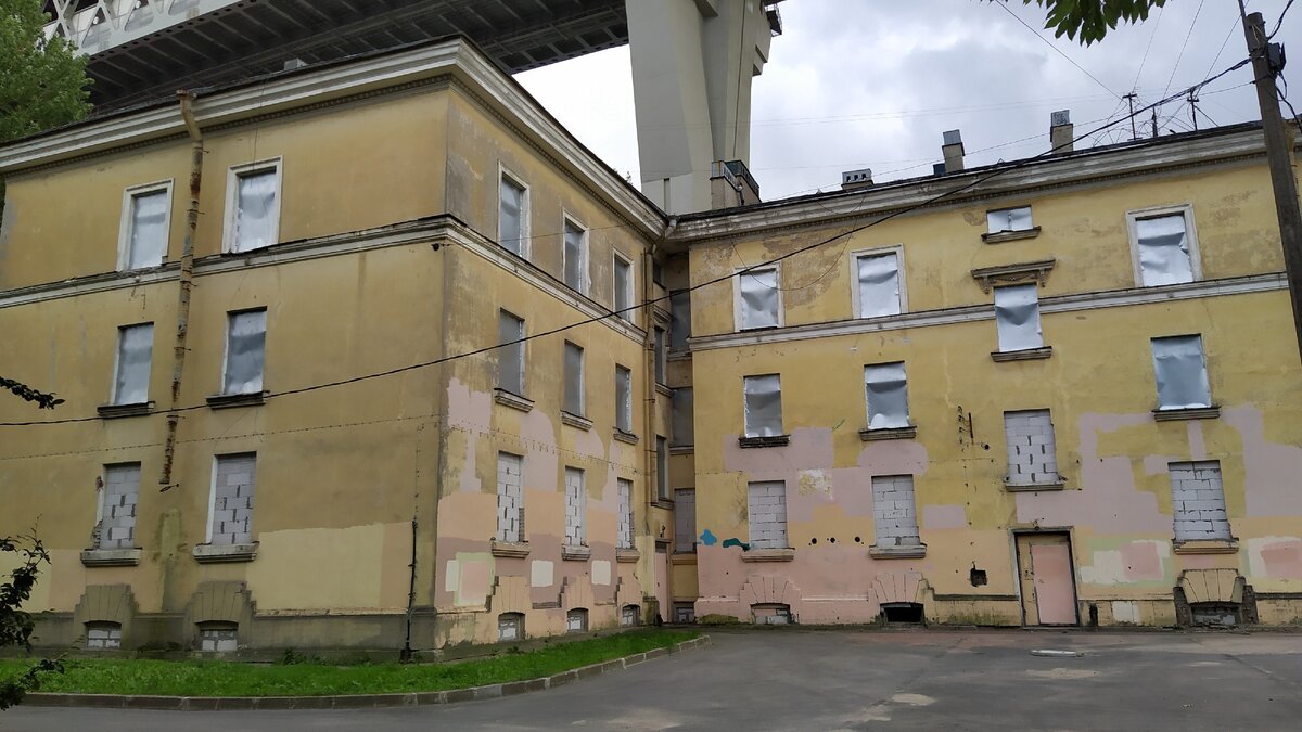 Расселённые дома на Канонерском острове.