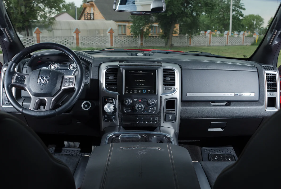 Салон Dodge RAM Crew Cab IV 2017 г.в. (Фото взято с сайта Avto.ru)