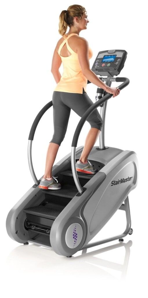 Тренажер лестница какие мышцы работают. Тренажер лестница Technogym. Тренажер лестница Life Fitness. Эллипсоид Техноджим. Тренажер шагать по лестнице.