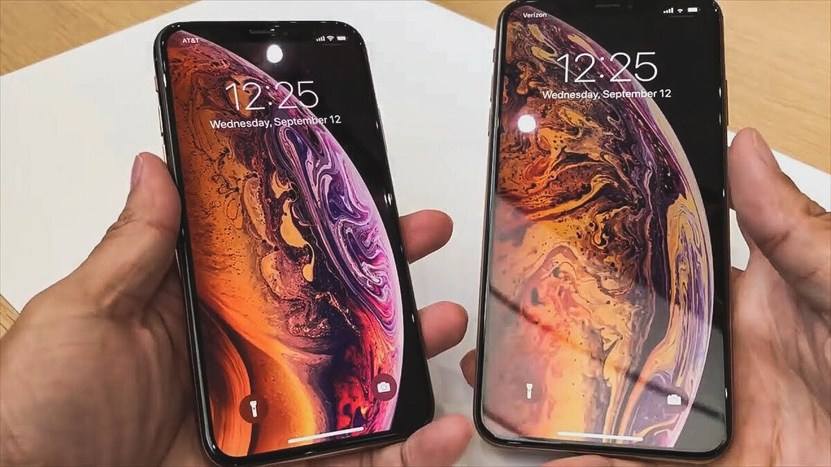 iPhone XS является прошлогодним флагманом компании Apple и на наш взгляд совсем не потерял актуальности. В этой статье мы расскажем почему стоит выбрать именно XS или XS Max в 2020-ом году.
Во первых, сразу скажем что большим плюсом является вариативность размеров. Вы можете купить абсолютно идентичный смартфон в двух вариантах: компактные 5,8 дюймов или исполинские 6,5 дюймов. Ничем кроме диагонали модели отличатся на будут.Второе преимущество также связанно с экраном. Причем это не его качество (которое тут на высшем уровне), а уникальные технологии. Это последний iPhone в котором использовалась технология 3D Touch. Благодаря ей смартфон чувствует силу нажатия, что улучшает eXperience.Нельзя не упомянуть о камере. Она тут по прежнему одна из лучших на рынке, особенно по части видео. Пожелать можно только ночной режим, но и он легко добавляется путём покупки за 250₽ приложения из App Store.Аккумулятор тут тоже на достойном уровне. Часто можно услышать фразу «первым автономным iPhone стал XR”, но это не совсем правда. Батареи XS, а особенно XS Max спокойно хватает на полный день активного использования.Кроме того, тут огромное количество приятных фишек: быстрая и беспроводная зарядка, использование резервной банковской карты при нулевом заряде, доступ к Apple Arcade/Music, экосистема и многое другое.Ниже я оставлю виджет, на котором вы сможете увидеть какие магазины рядом с вами сейчас имеют в наличии этот смартфон.
